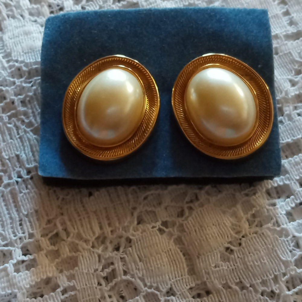 VINTAGE AVON FAUX PEARL PIERCED EARRINGS